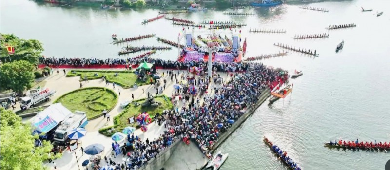 undefined Phát huy giá trị truyền thống lễ hội bơi đua thuyền trên quê hương Đại tướng Võ Nguyên Giáp