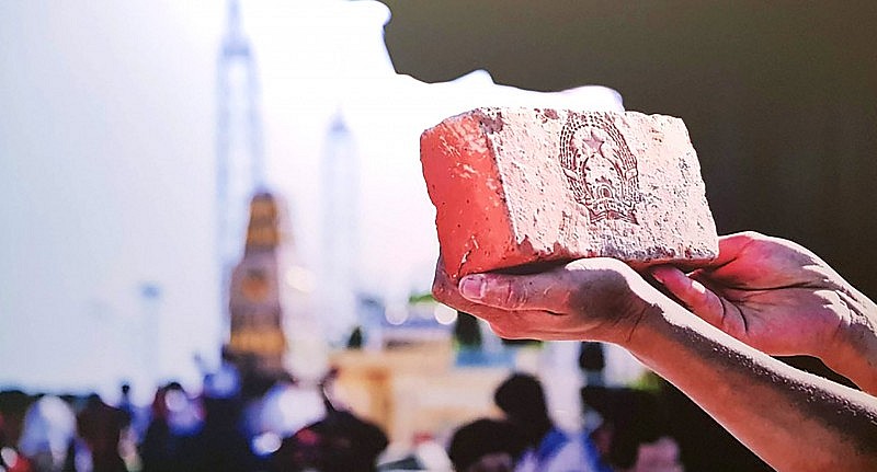 Viên gạch in hình Quốc huy Việt Nam tại đảo Phan Vinh, tháng 5-2014.