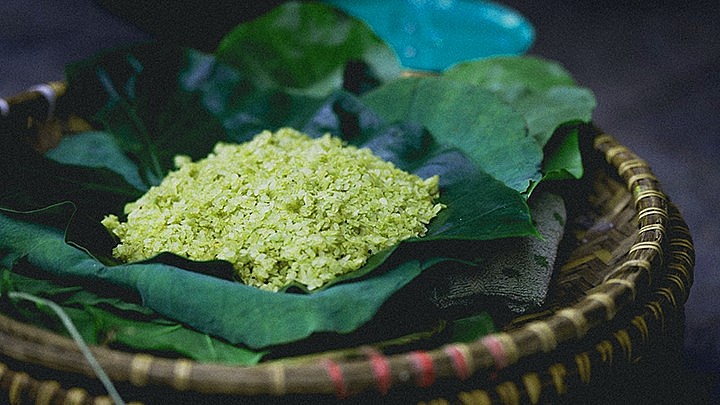 Cốm được sản xuất nhiều vào mùa thu, nhất là vào khoảng thời gian rằm tháng 8.