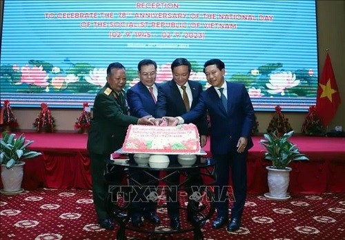Đại sứ Việt Nam tại Lào Nguyễn Bá Hùng cùng các đồng chí: Xaysomphone Phomvihane, Chủ tịch Quốc hội Lào; Chansamone Chanyalath, Phó Thủ tướng, Bộ trưởng Quốc phòng Lào; Saleumsay Kommasith, Ủy viên Bộ Chính trị, Bộ trưởng Ngoại giao Lào thực hiện nghi thức cắt bánh chúc mừng 78 năm Quốc khánh Việt Nam - Ảnh: TTXVN Đại sứ Việt Nam tại Lào Nguyễn Bá Hùng cùng các đồng chí: Xaysomphone Phomvihane, Chủ tịch Quốc hội Lào; Chansamone Chanyalath, Phó Thủ tướng, Bộ trưởng Quốc phòng Lào; Saleumsay Kommasith, Ủy viên Bộ Chính trị, Bộ trưởng Ngoại giao Lào thực hiện nghi thức cắt bánh chúc mừng 78 năm Quốc khánh Việt Nam - Ảnh: TTXVN