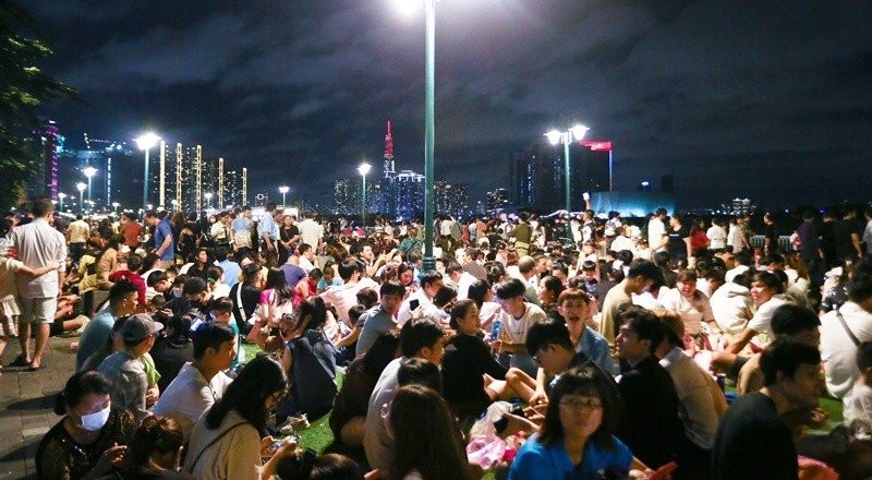 Ảnh 2: Nhiều người đã tìm được vị trí tốt nhất phải ngồi chờ, không rời bước… sợ mất điểm ngắm pháo hoa, điểm “check in” đẹp Ảnh 2: Nhiều người đã tìm được vị trí tốt nhất phải ngồi chờ, không rời bước… sợ mất điểm ngắm pháo hoa, điểm “check in” đẹp