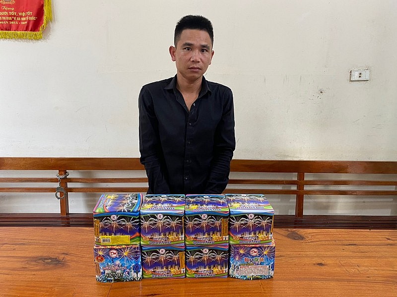 Đối tượng Hoàng Văn Lan cùng tang vật tại Cơ quan điều tra Đối tượng Hoàng Văn Lan cùng tang vật tại Cơ quan điều tra