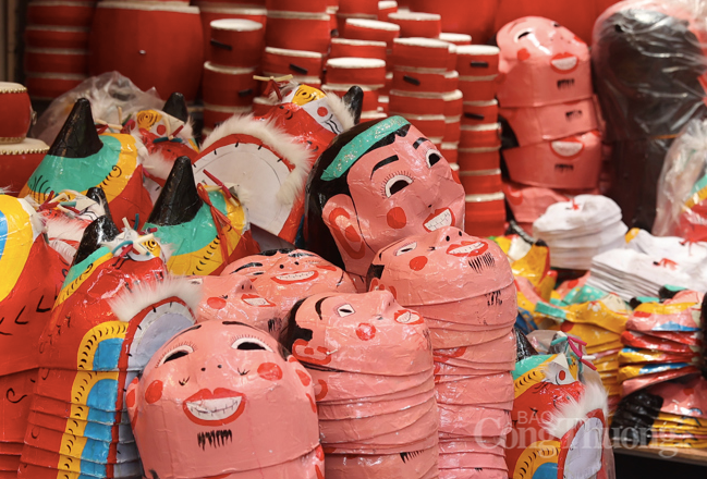 Phố Hàng Mã rực rỡ sắc màu đón Trung thu sớm