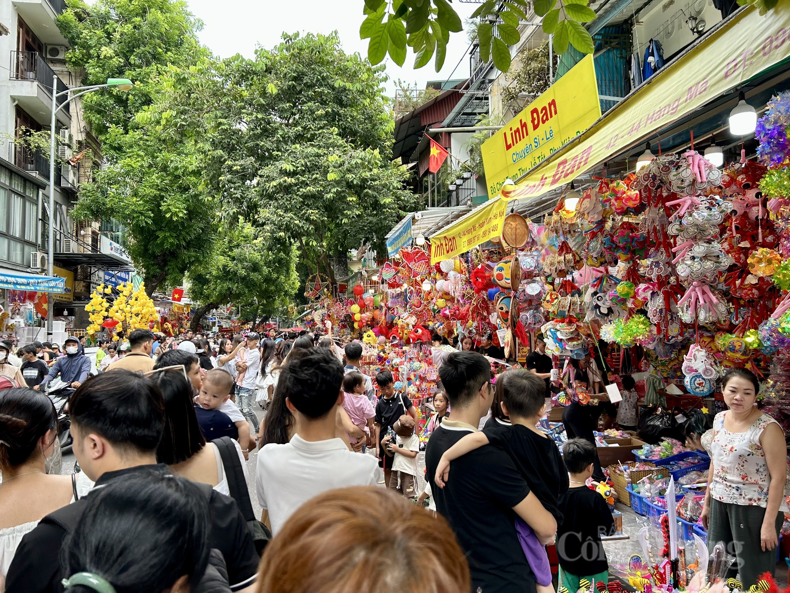 Phố Hàng Mã rực rỡ sắc màu đón Trung thu sớm