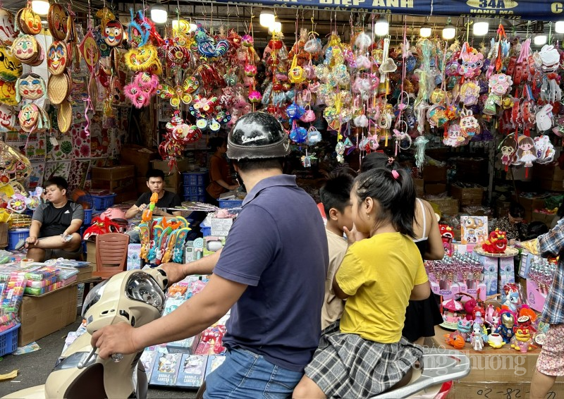 Phố Hàng Mã rực rỡ sắc màu đón Trung thu sớm