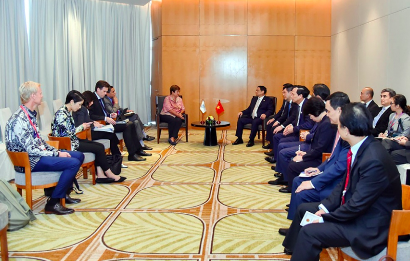 Thủ tướng Phạm Minh Chính khẳng định Việt Nam sẵn sàng cùng IMF triển khai chương trình nghị sự của thể chế tài chính này, trong đó tập trung vào ba trụ cột: Ổn định kinh tế vĩ mô, hỗ trợ các nước dễ bị tổn thương và thúc đẩy tăng trưởng. Thủ tướng Phạm Minh Chính khẳng định Việt Nam sẵn sàng cùng IMF triển khai chương trình nghị sự của thể chế tài chính này, trong đó tập trung vào ba trụ cột: Ổn định kinh tế vĩ mô, hỗ trợ các nước dễ bị tổn thương và thúc đẩy tăng trưởng.
