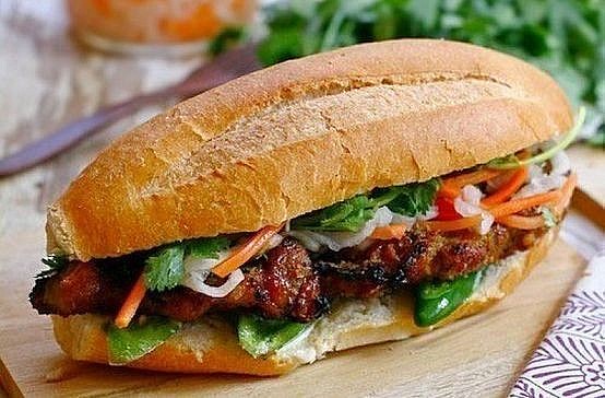 Bánh mỳ là món ăn sáng quen thuộc và nhanh gọn của người Việt Bánh mỳ là món ăn sáng quen thuộc và nhanh gọn của người Việt