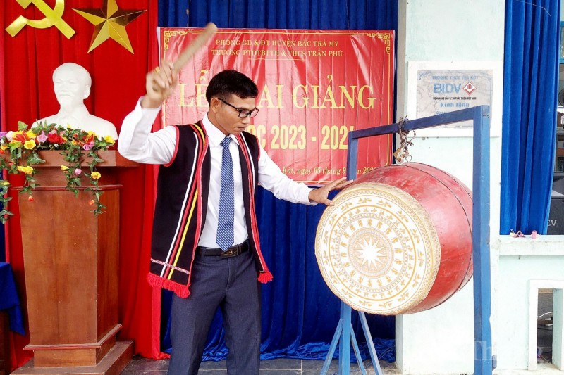 Quảng Nam: Học sinh vùng cao xúng xính trang phục truyền thống trong ngày khai giảng