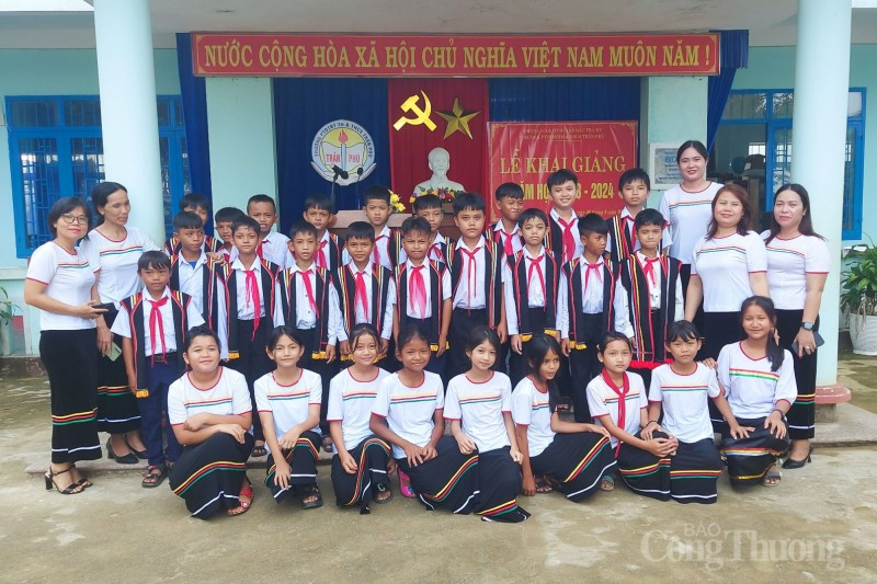 Quảng Nam: Học sinh vùng cao xúng xính trang phục truyền thống trong ngày khai giảng