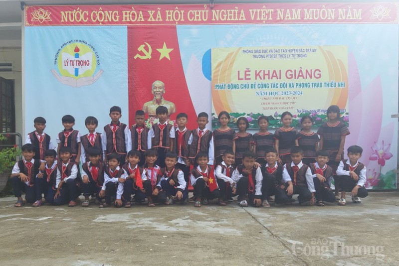 Quảng Nam: Học sinh vùng cao xúng xính trang phục truyền thống trong ngày khai giảng