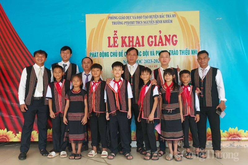 Quảng Nam: Học sinh vùng cao xúng xính trang phục truyền thống trong ngày khai giảng