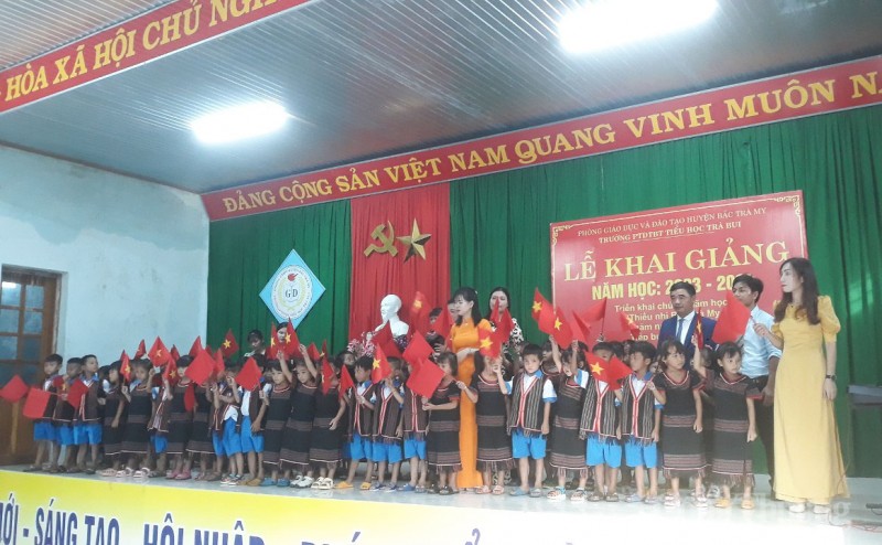 Quảng Nam: Học sinh vùng cao xúng xính trang phục truyền thống trong ngày khai giảng