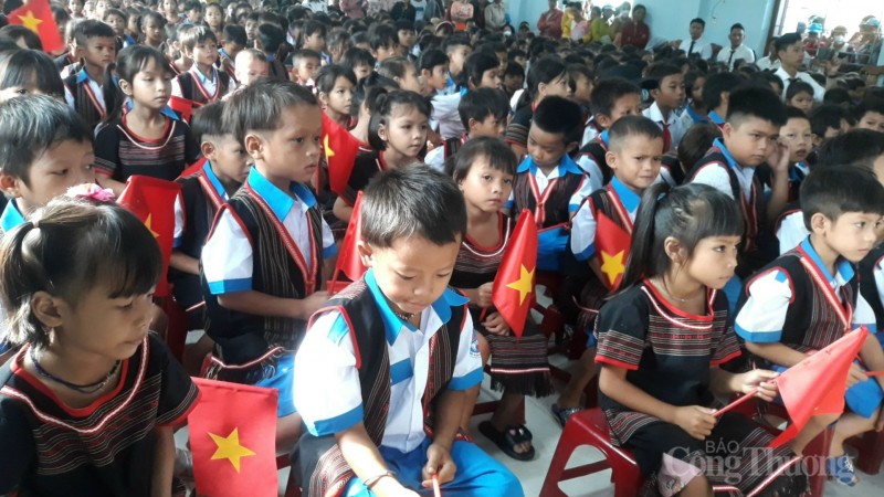 Mặc trang phục dân tôc trong ngày khai giảng: Lưu giữ nét đẹp văn hoá truyền thống Mặc trang phục dân tôc trong ngày khai giảng: Lưu giữ nét đẹp văn hoá truyền thống