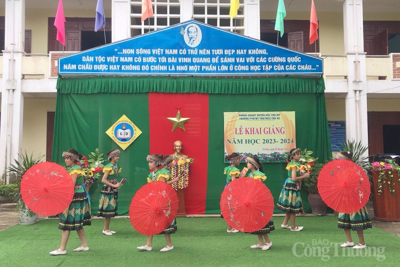 Mặc trang phục dân tôc trong ngày khai giảng: Lưu giữ nét đẹp văn hoá truyền thống Mặc trang phục dân tôc trong ngày khai giảng: Lưu giữ nét đẹp văn hoá truyền thống