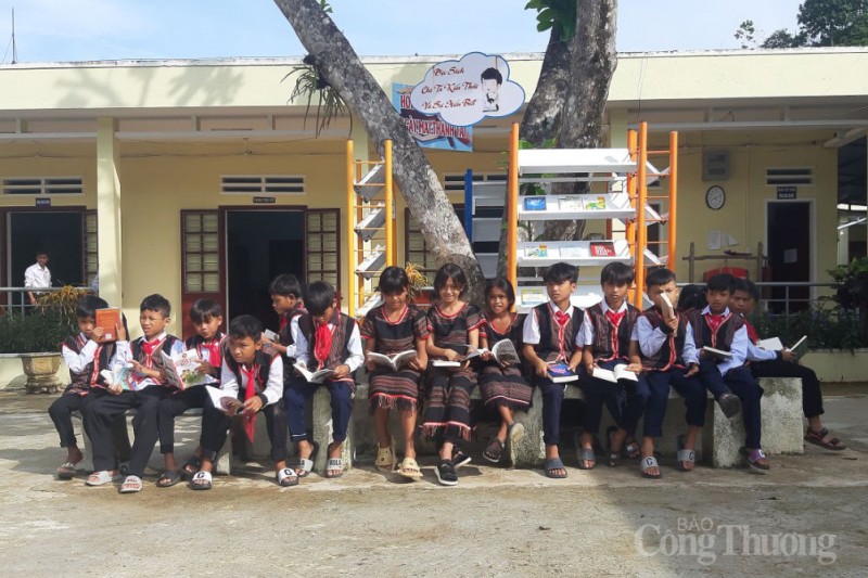 Quảng Nam: Học sinh vùng cao xúng xính trang phục truyền thống trong ngày khai giảng