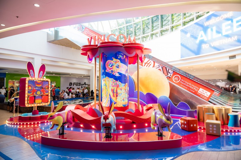 Vincom Mega Mall Times City gây ấn tượng với đại cảnh trang trí Đèn kéo quân khổng lồ Vincom Mega Mall Times City gây ấn tượng với đại cảnh trang trí Đèn kéo quân khổng lồ