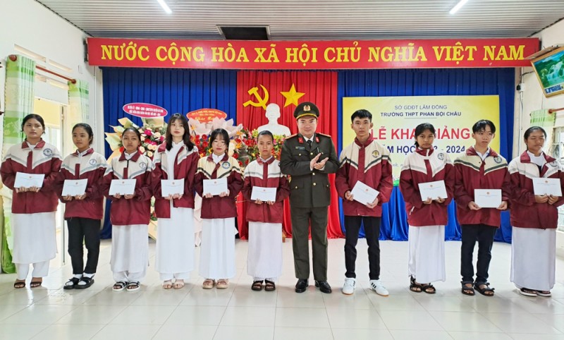 Tỉnh Lâm Đồng trao 200 suất học bổng tặng học sinh nghèo vào Lễ Khai giảng