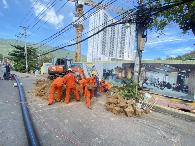 Điện lực Quy Nhơn khẩn trương khắc phục sự cố Điện lực Quy Nhơn khẩn trương khắc phục sự cố