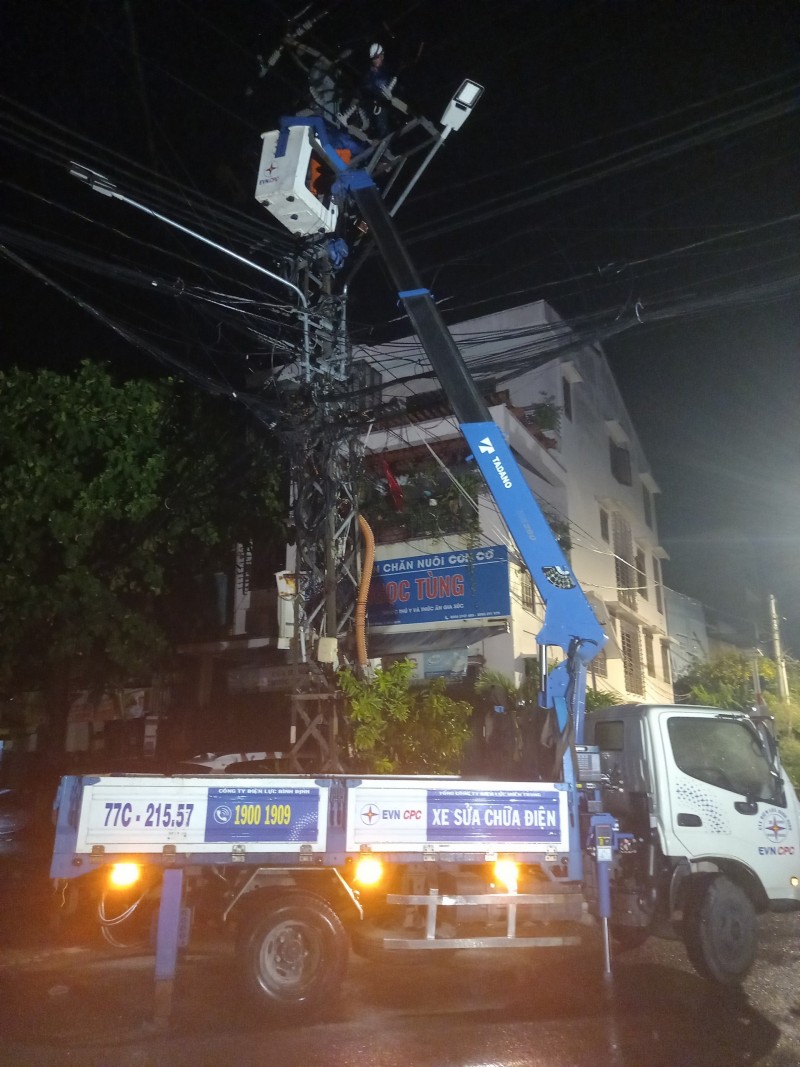 Điện lực Quy Nhơn khẩn trương khắc phục sự cố Điện lực Quy Nhơn khẩn trương khắc phục sự cố