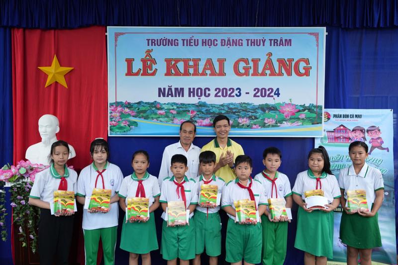Tiếp tục hành trình nuôi hy vọng dưỡng tương lai cùng học bổng “Hạt ngọc mùa vàng” năm học 2023 - 2024