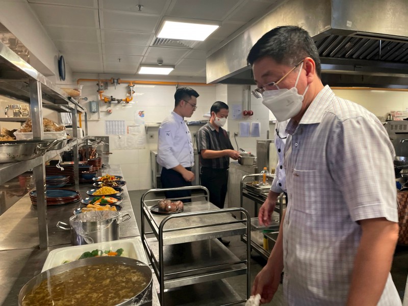 Hà Nội: Phát hiện nhiều vi phạm về an toàn thực phẩm tại khách sạn 5 sao Hà Nội: Phát hiện nhiều vi phạm về an toàn thực phẩm tại khách sạn 5 sao