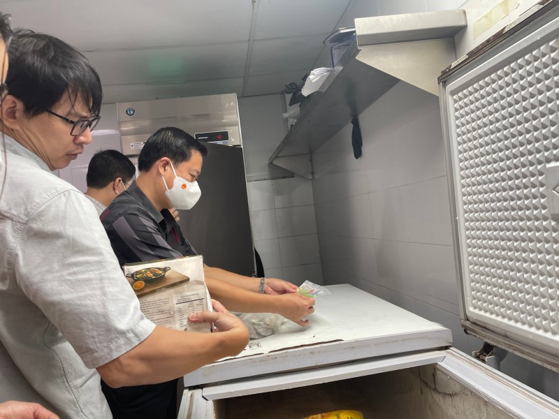 Hà Nội: Phát hiện nhiều vi phạm về an toàn thực phẩm tại khách sạn 5 sao Hà Nội: Phát hiện nhiều vi phạm về an toàn thực phẩm tại khách sạn 5 sao