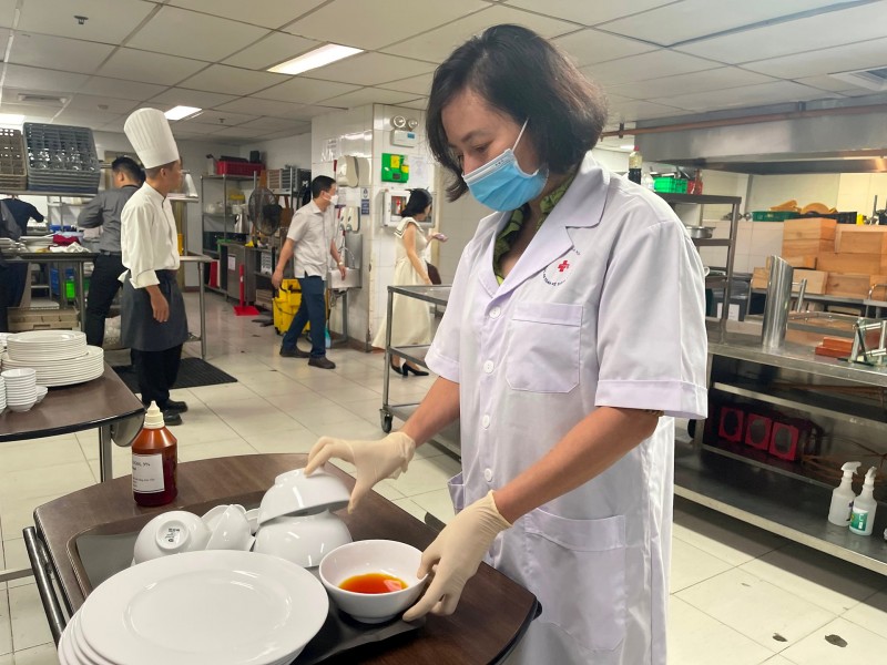 Hà Nội: Phát hiện nhiều vi phạm về an toàn thực phẩm tại khách sạn 5 sao Hà Nội: Phát hiện nhiều vi phạm về an toàn thực phẩm tại khách sạn 5 sao