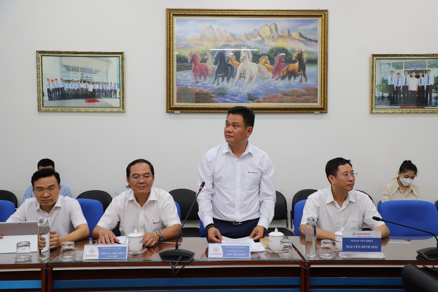 Ông Ngô Việt Hưng – Phó Tổng Giám đốc phụ trách Công nghệ - Chuyển đổi số EVNGENCO2 báo cáo các nội dung tại buổi làm việc Ông Ngô Việt Hưng – Phó Tổng Giám đốc phụ trách Công nghệ - Chuyển đổi số EVNGENCO2 báo cáo các nội dung tại buổi làm việc