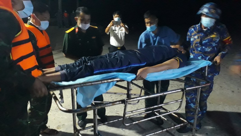 Cán bộ, chiến sĩ đảo Song Tử Tây đưa bệnh nhân Tạng vào đảo cấp cứu. Cán bộ, chiến sĩ đảo Song Tử Tây đưa bệnh nhân Tạng vào đảo cấp cứu.