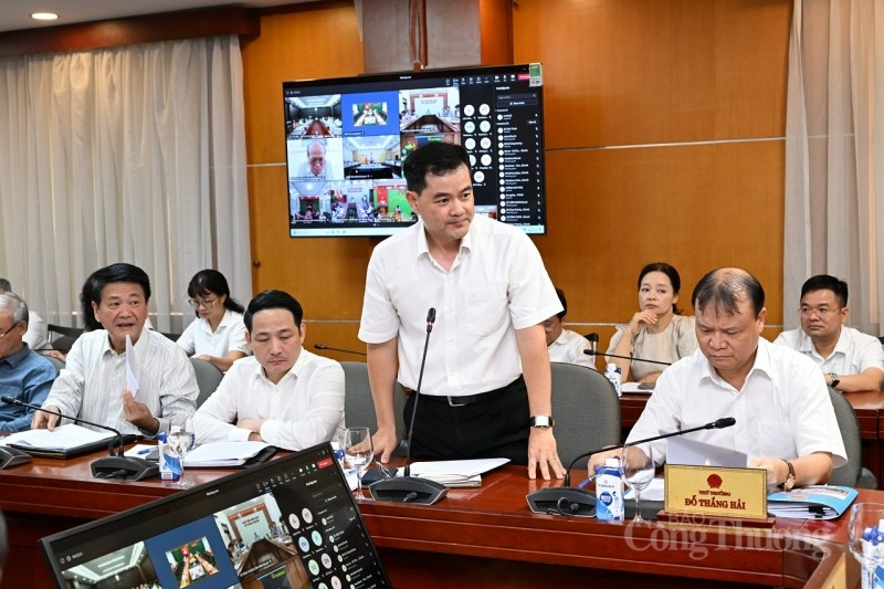 Bộ trưởng Nguyễn Hồng Diên chủ trì Hội nghị triển khai Quy hoạch hạ tầng dự trữ, cung ứng xăng dầu Bộ trưởng Nguyễn Hồng Diên chủ trì Hội nghị triển khai Quy hoạch hạ tầng dự trữ, cung ứng xăng dầu