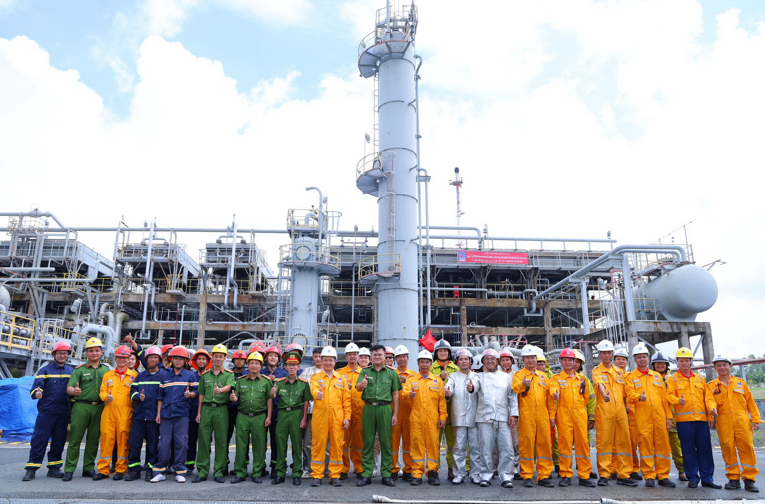 Phối hợp tổ chức các chương trình bảo đảm an ninh – an toàn công trình khí và cộng đồng dân cư Phối hợp tổ chức các chương trình bảo đảm an ninh – an toàn công trình khí và cộng đồng dân cư