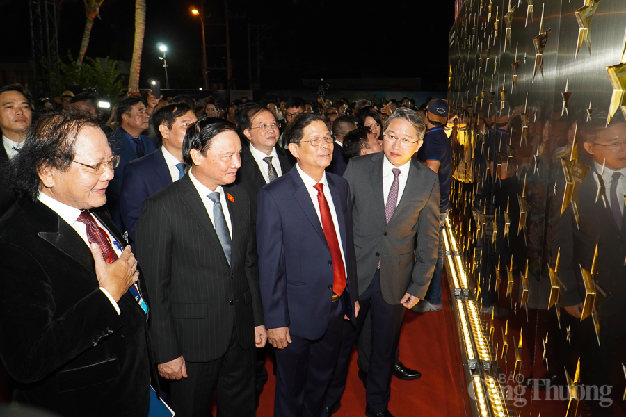 Các đại biểu tham quan công trình 'Bức tường danh vọng', tối 9/9. Các đại biểu tham quan công trình 'Bức tường danh vọng', tối 9/9.