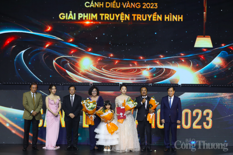 'Tro tàn rực rỡ', 'Mẹ rơm' đoạt giải Cánh diều Vàng năm 2023 'Tro tàn rực rỡ', 'Mẹ rơm' đoạt giải Cánh diều Vàng năm 2023