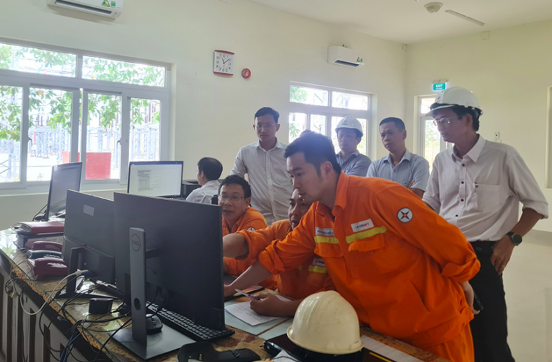 Các kỹ sư thao tác đóng điện công trình