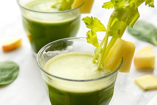 Nước ép cần tây và dứa giúp bạn có làn da trắng sáng