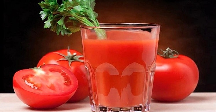 Nước ép cần tây và cà chua rất tốt cho mắt và làn da