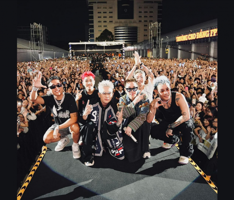 Cả hai tiếp tục đứng chung sân khấu sau đêm chung kết. Ảnh facebook cá nhân