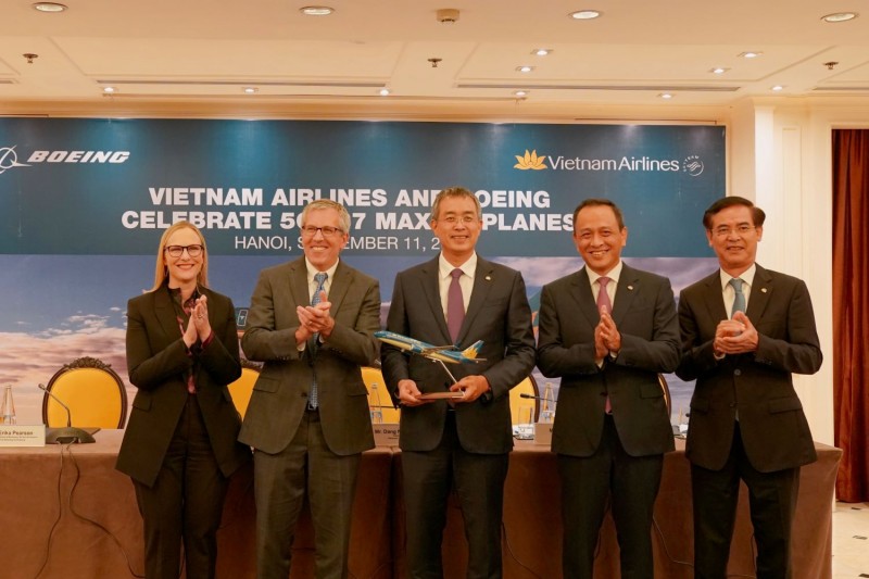 Boeing ký hợp đồng trị giá 10 tỷ đô la bán 50 máy bay 737 Max cho Vietnam Airlines Boeing ký hợp đồng trị giá 10 tỷ đô la bán 50 máy bay 737 Max cho Vietnam Airlines