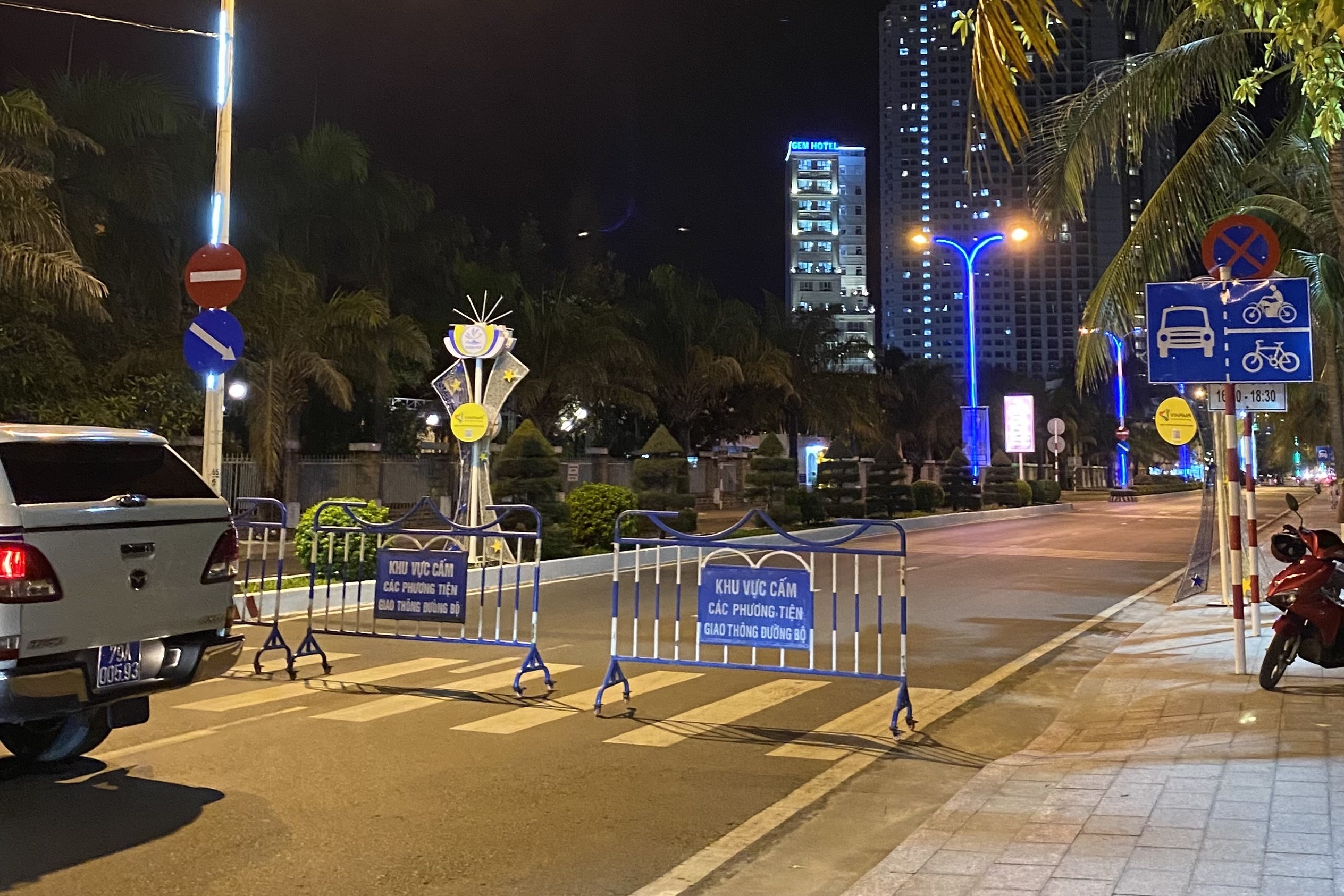 Lực lượng công an chốt chặn trên đường Trần Phú, đoạn qua UBND tỉnh Khánh Hòa Lực lượng công an chốt chặn trên đường Trần Phú, đoạn qua UBND tỉnh Khánh Hòa