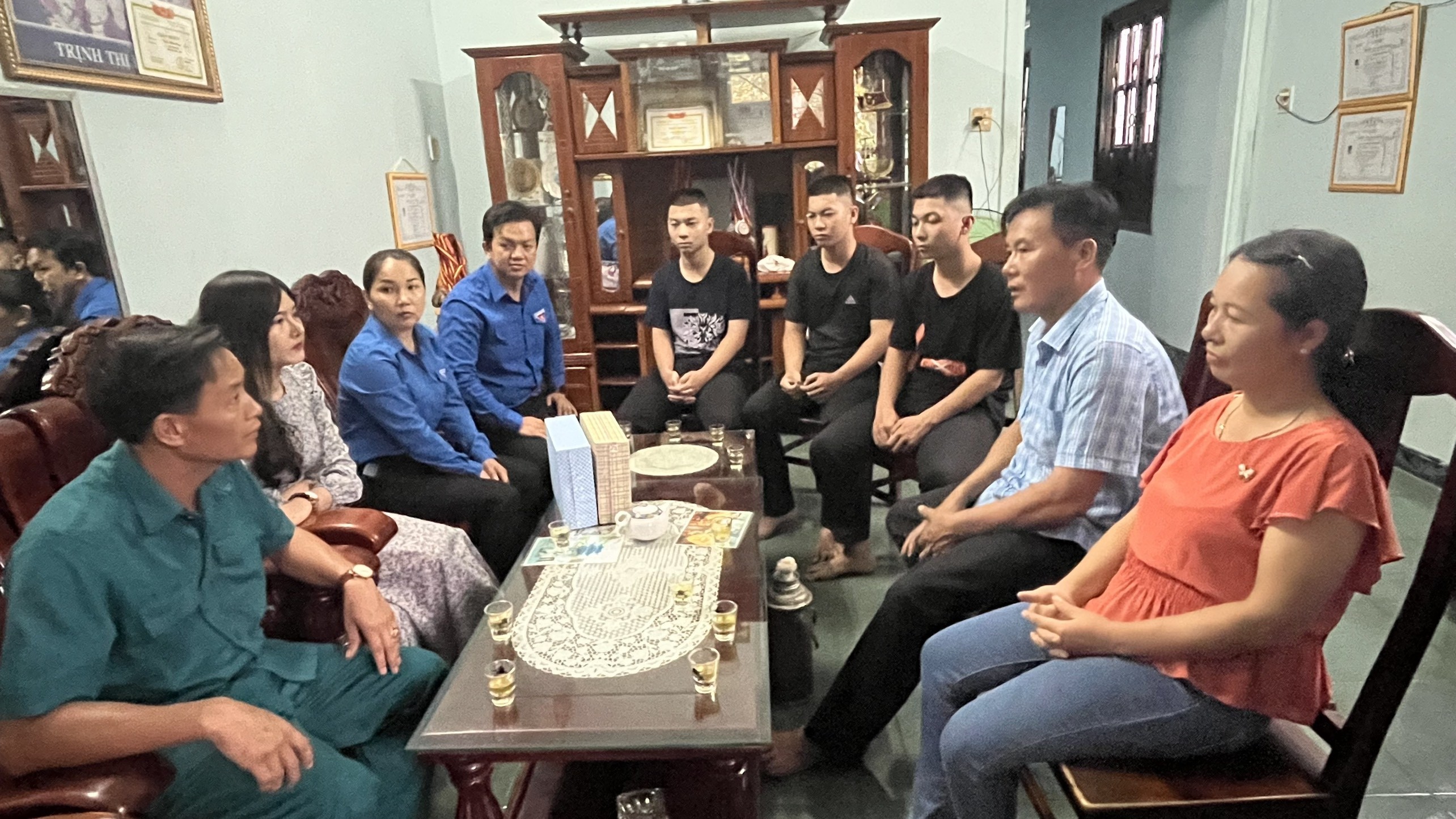 Các tổ chức đoàn thanh niên tặng quà, động viên ba anh em. Ảnh: T.X Các tổ chức đoàn thanh niên tặng quà, động viên ba anh em. Ảnh: T.X