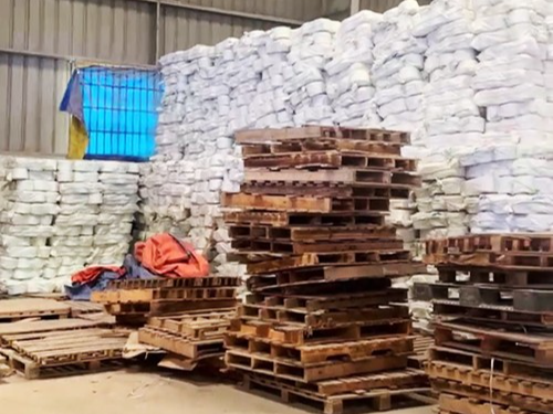 Bắt 4 cán bộ hải quan Chơn Thành “bảo kê” đường dây buôn lậu 150 tỷ đồng Bắt 4 cán bộ hải quan Chơn Thành “bảo kê” đường dây buôn lậu 150 tỷ đồng