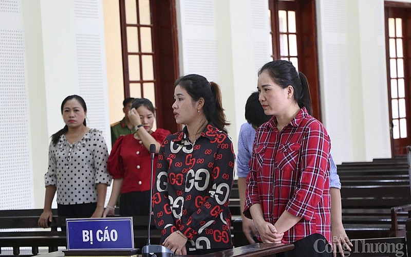 Bị cáo Lô Thị Minh Nhàn (áo kẻ ca rô) và Lô Thị Soa tại phiên tòa Bị cáo Lô Thị Minh Nhàn (áo kẻ ca rô) và Lô Thị Soa tại phiên tòa