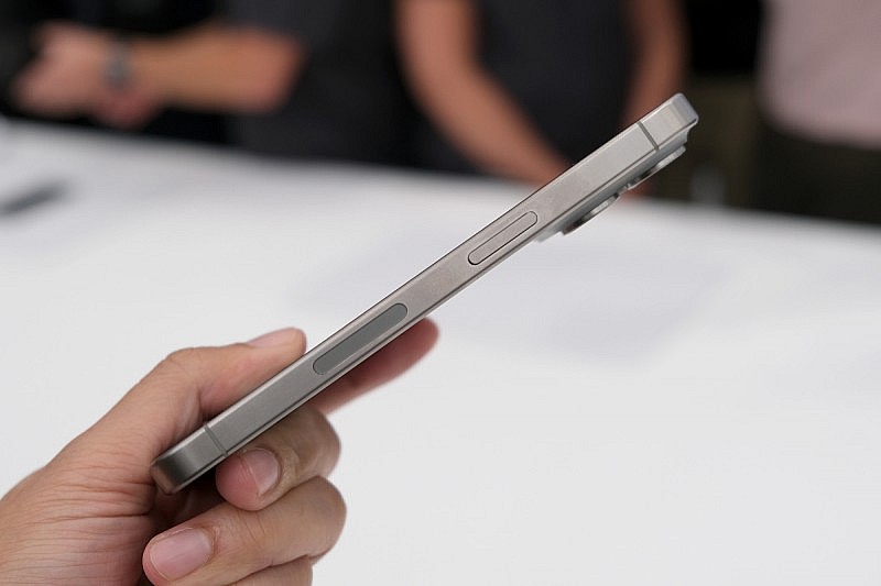 Ảnh bộ đôi iPhone 15 Pro và 15 Pro Max vỏ titanium Ảnh bộ đôi iPhone 15 Pro và 15 Pro Max vỏ titanium