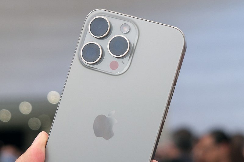 Ảnh bộ đôi iPhone 15 Pro và 15 Pro Max vỏ titanium Ảnh bộ đôi iPhone 15 Pro và 15 Pro Max vỏ titanium