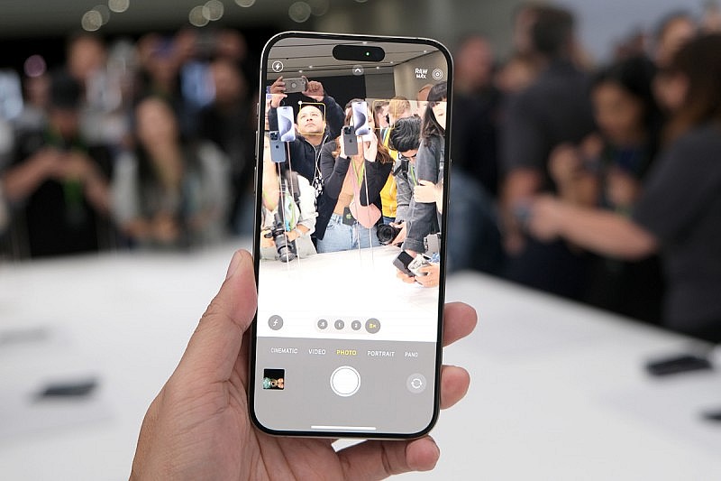 Ảnh bộ đôi iPhone 15 Pro và 15 Pro Max vỏ titanium Ảnh bộ đôi iPhone 15 Pro và 15 Pro Max vỏ titanium