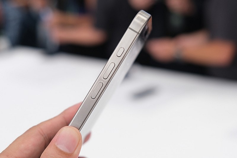 Ảnh bộ đôi iPhone 15 Pro và 15 Pro Max vỏ titanium Ảnh bộ đôi iPhone 15 Pro và 15 Pro Max vỏ titanium