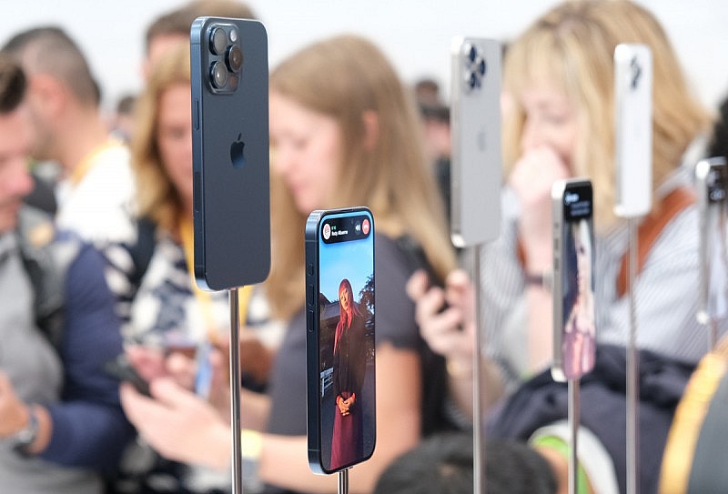 Ảnh bộ đôi iPhone 15 Pro và 15 Pro Max vỏ titanium Ảnh bộ đôi iPhone 15 Pro và 15 Pro Max vỏ titanium