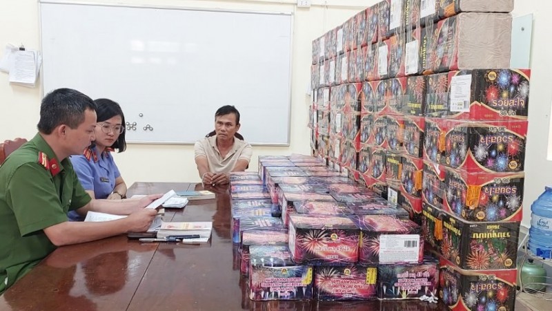 Điểm tin Chống buôn lậu ngày 13/9: Bắt hơn 200kg pháo lậu và tạm giữ ô tô chở hàng không rõ nguồn gốc Điểm tin Chống buôn lậu ngày 13/9: Bắt hơn 200kg pháo lậu và tạm giữ ô tô chở hàng không rõ nguồn gốc