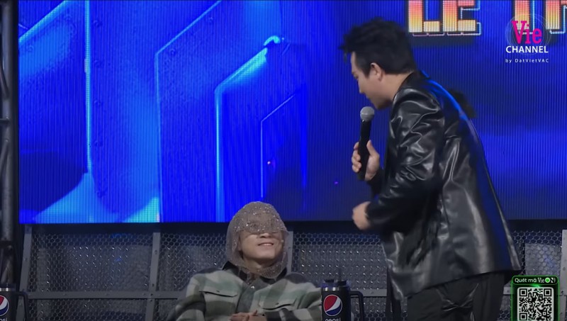 Việc Karik từ chối trả lời Trấn Thành trên sóng truyền hình trực tiếp khiến nhiều người khó chịu. Ảnh chụp màn hình