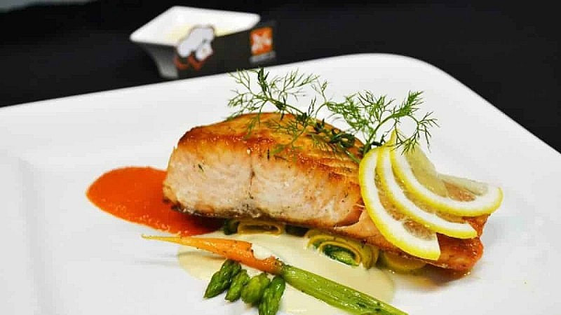 Cá hồi có nhiều axit béo Omega-3 rất phù hợp trong chế độ ăn low carb - Hình minh họa Cá hồi có nhiều axit béo Omega-3 rất phù hợp trong chế độ ăn low carb - Hình minh họa